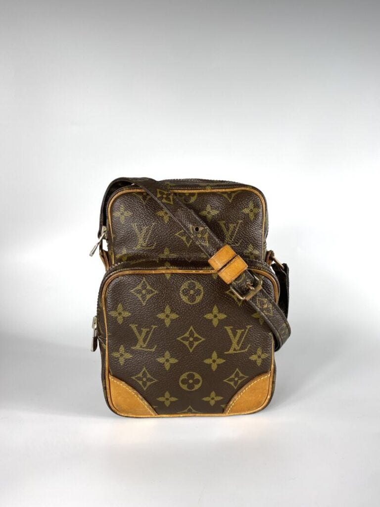 LOUIS VUITTON - Sac « Amazone » en toile monogram et cuir naturel, bandoulière…