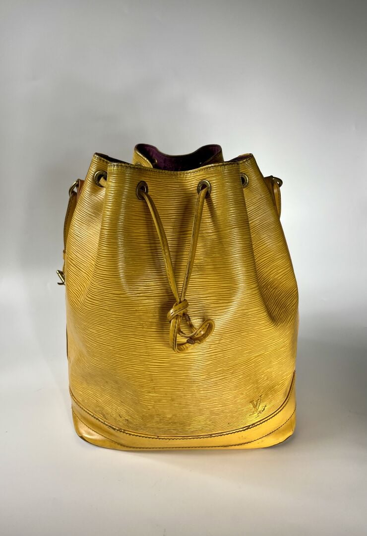 LOUIS VUITTON - Sac Noé (grand modèle) en cuir épi jaune, bandoulière réglable…