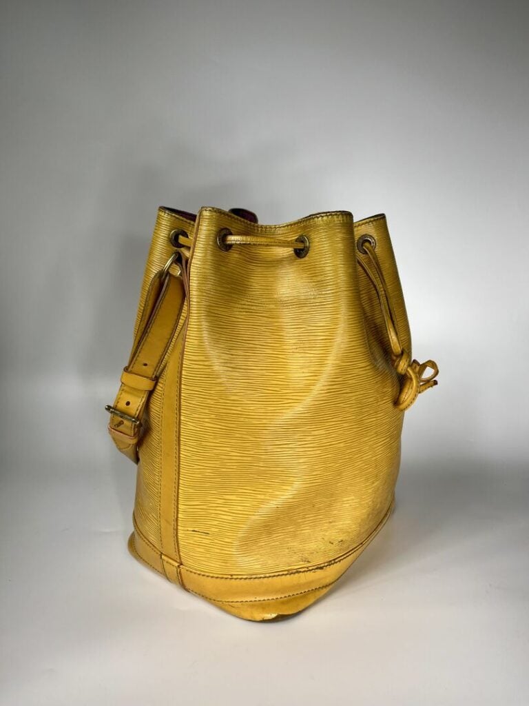 LOUIS VUITTON - Sac Noé (grand modèle) en cuir épi jaune, bandoulière réglable…