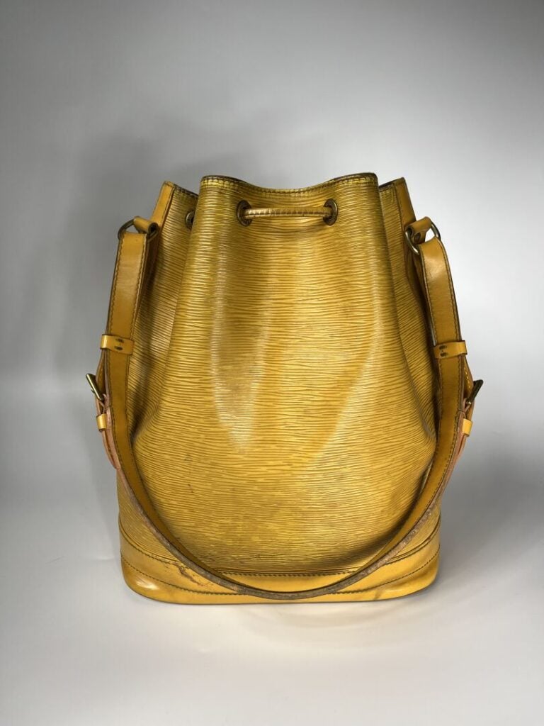 LOUIS VUITTON - Sac Noé (grand modèle) en cuir épi jaune, bandoulière réglable…
