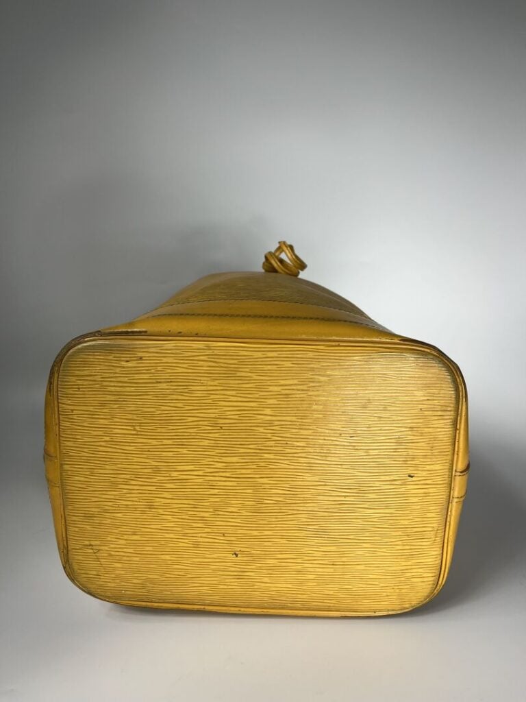 LOUIS VUITTON - Sac Noé (grand modèle) en cuir épi jaune, bandoulière réglable…