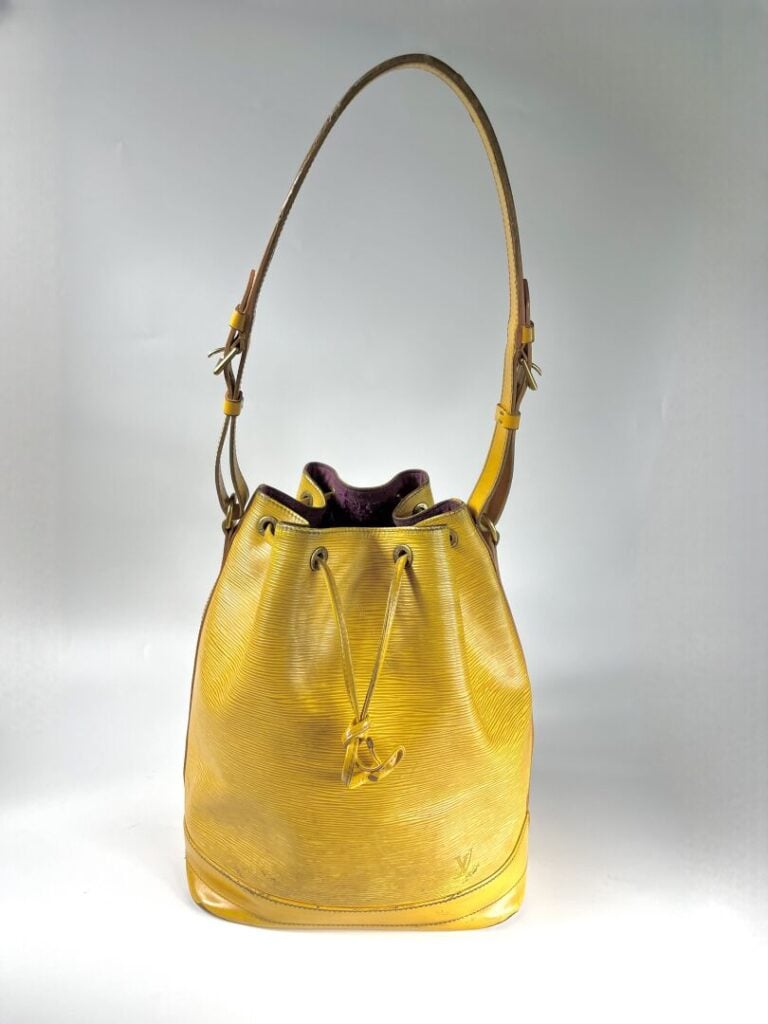 LOUIS VUITTON - Sac Noé (grand modèle) en cuir épi jaune, bandoulière réglable…