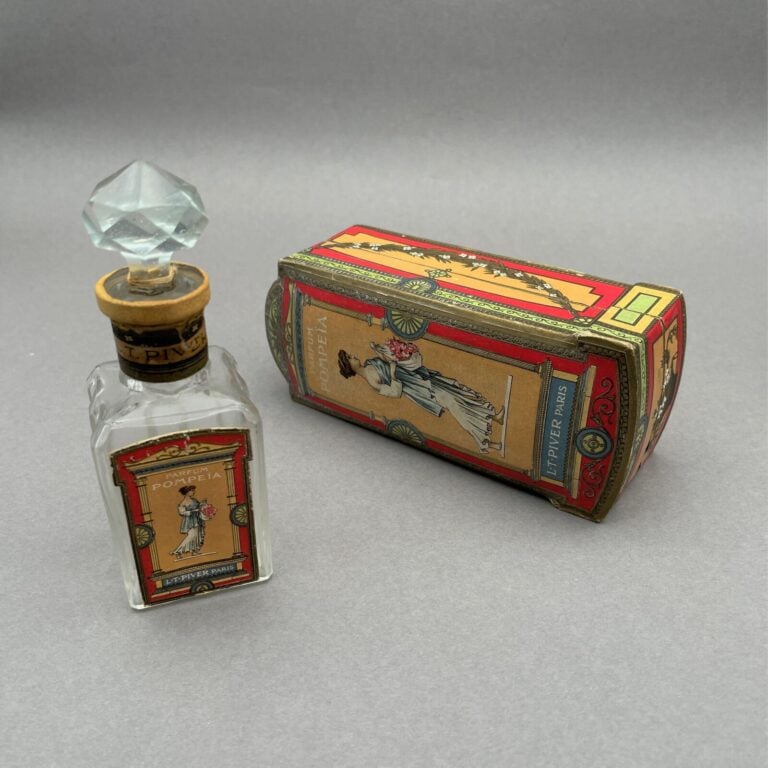 L.T. - PIVERT, "Pompeia", 2 flacons carafons en verre blanc à bouchon émeri, pr…