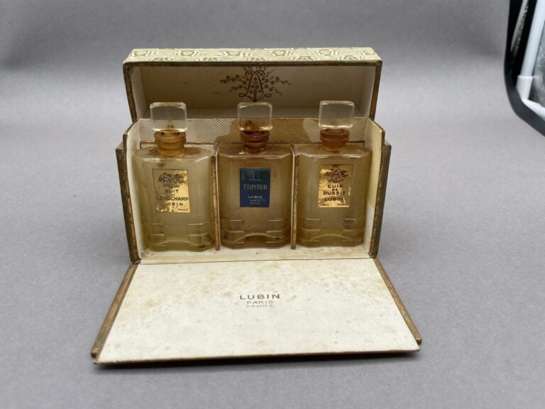 LUBIN, Coffret aux 3 flacons, (1955), à bouchon émeri, pour : - - "Nuit de Long…