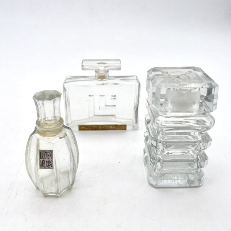 Lucien LELONG, 3 flacons, (1950), dont : - - "Elle Elle" avec son étiquette, bo…