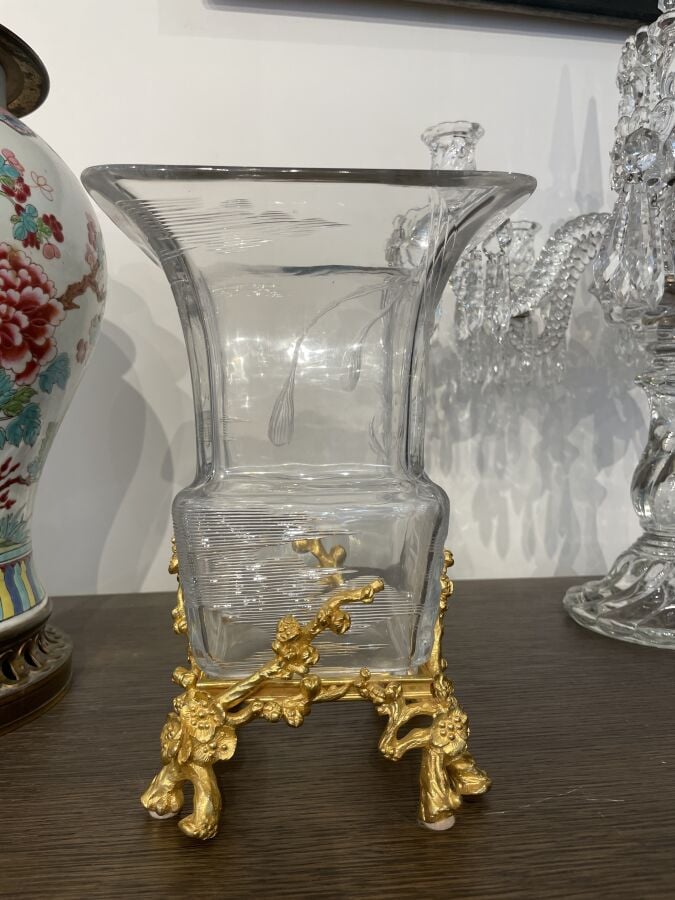 Maison BACCARAT - Rare et important vase à panse carrée renflée et col évasé en…