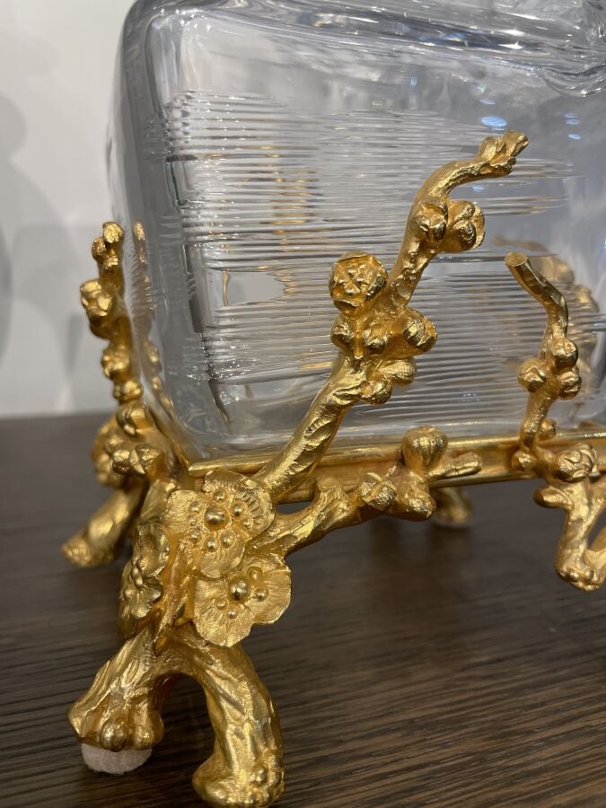 Maison BACCARAT - Rare et important vase à panse carrée renflée et col évasé en…