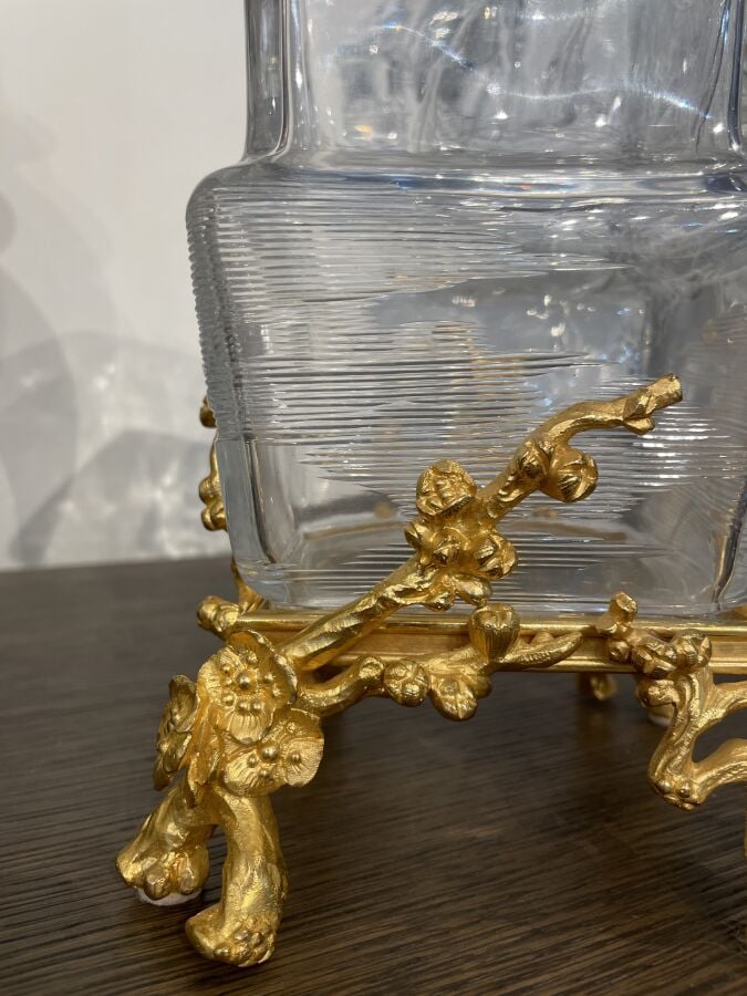Maison BACCARAT - Rare et important vase à panse carrée renflée et col évasé en…