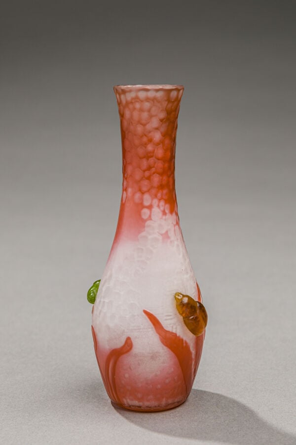 Maison DAUM, attribué à - Vase miniature soliflore à panse renflée et col chemi…