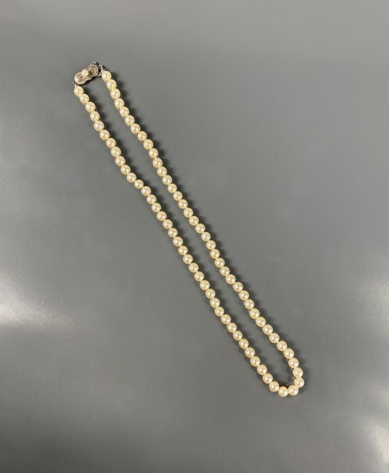 MIKIMOTO - Collier de perles de culture, fermoir argent (800) - Dans un écrin