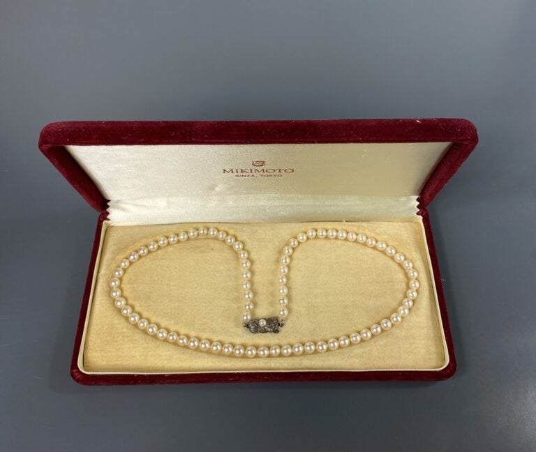 MIKIMOTO - Collier de perles de culture, fermoir argent (800) - Dans un écrin
