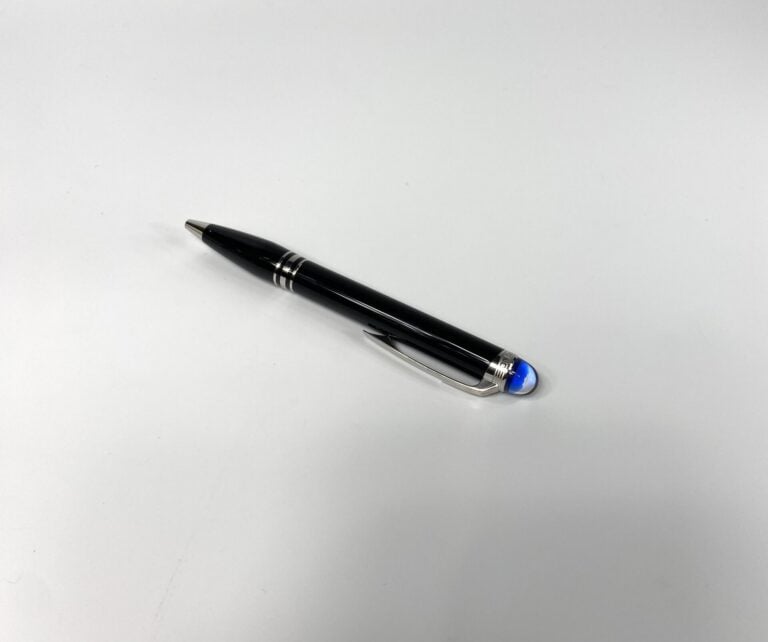MONTBLANC - Stylo bille « Starwalker Precious » en résine noire. - Neuf dans so…
