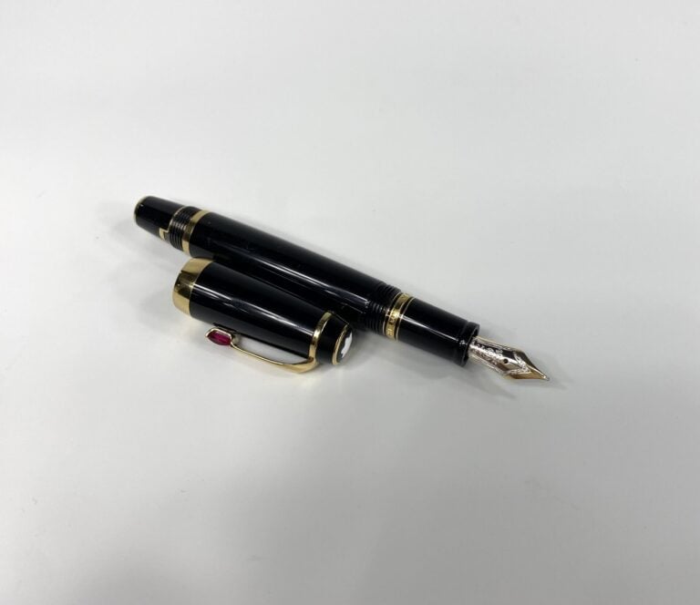 MONTBLANC - Stylo plume "Bohème" en résine noire, attributs en métal doré, agra…