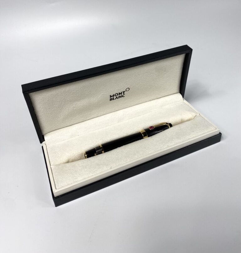MONTBLANC - Stylo plume "Bohème" en résine noire, attributs en métal doré, agra…