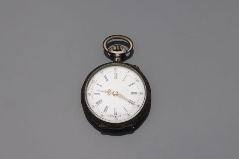 Montre de col en argent (800), boîtier à décor de cartouche non chiffré et feui…