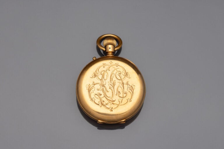 Montre de gousset en or jaune (750), boîtier à décor feuillagé et chiffré - Mou…