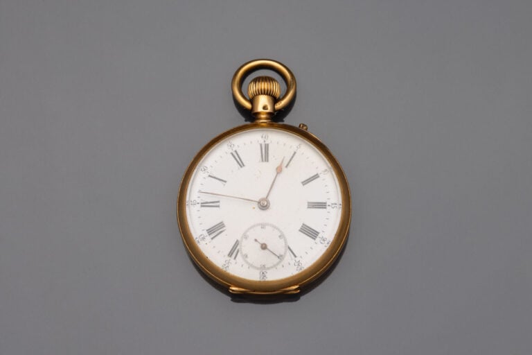 Montre de gousset en or jaune (750), boîtier à décor feuillagé et chiffré - Mou…