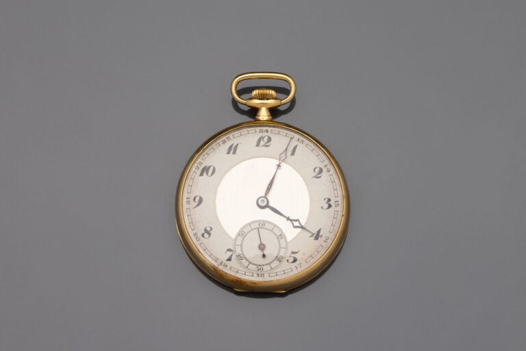 Montre de poche en or jaune (750), boîtier à décor rainuré - Mouvement mécaniqu…