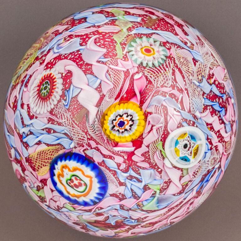 Murano. - Presse-papiers hyper magnum à décor sphérique sur fond rouge et argen…