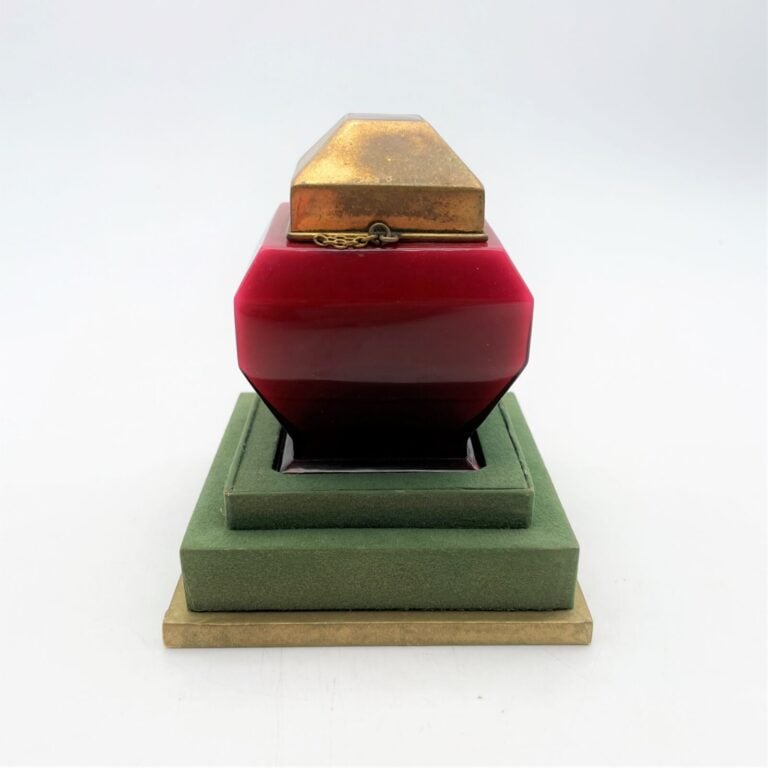 MYON, "Cœur de femme", (1928), flacon urne, carafon en Baccarat à double couche…
