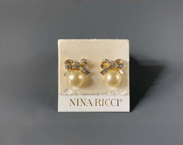 NINA RICCI - Paire de clips d'oreilles en métal doré et demi-perle nacrée surmo…