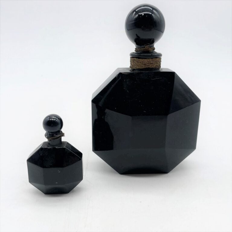 Orsay, "Le Dandy", (1935), 2 flacons en cristal noir, bouchon émeri - H. 4 cm e…