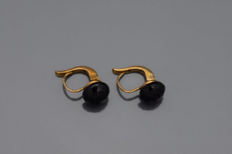 Paire de BOUCLES D'OREILLES " dormeuses " en or jaune (750) ornées de pierres r…