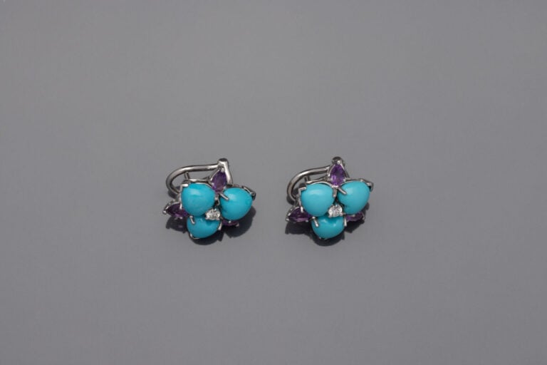 Paire de BOUCLES d'OREILLES en or gris (750) serti d'un diamant taille brillant…