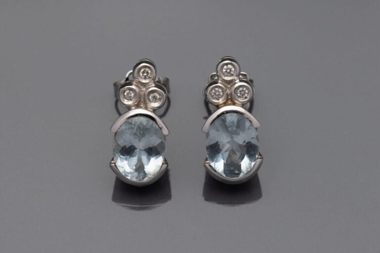 Paire de BOUCLES d'OREILLES en or gris (750‰) serti d'une aigue-marine ovale et…