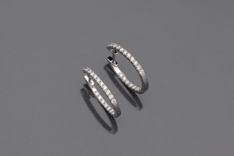 Paire de BOUCLES d'OREILLES petites "créoles" en or gris (750‰) serti de diaman…