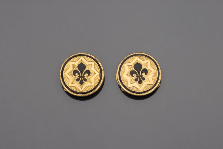 Paire de boutons de manchette en or jaune (750) à décor émaillé d'une fleur de…