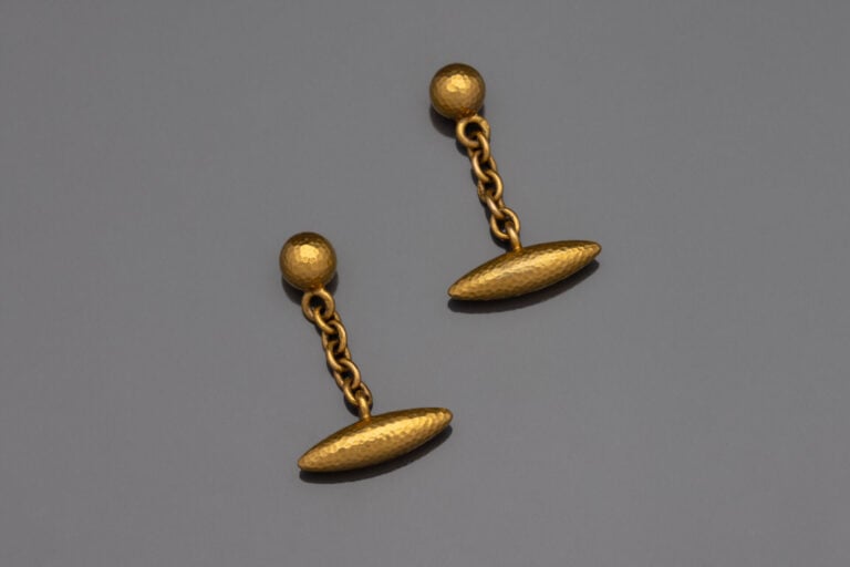 Paire de boutons de manchettes en or jaune (750) à décor guilloché - Poids tota…