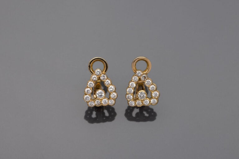 Paire de CLIPS d'OREILLES " coeurs " en or jaune (750‰) ajouré serti de diamant…
