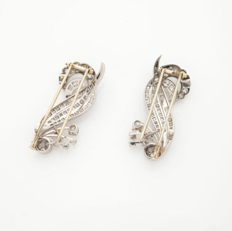 Paire de CLIPS de REVERS "volutes" en platine (850‰) serti de diamants taille a…