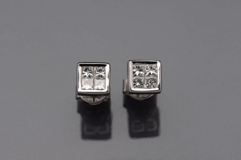 Paire de CLOUS d'OREILLES carrés en or gris (750‰) serti de quatre diamants tai…
