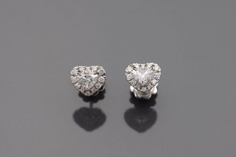 Paire de CLOUS d'OREILLES "coeurs" en or gris (750) centré chacun d'un diamant…