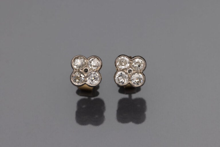 Paire de CLOUS d'OREILLES "fleurs" en or gris (750‰) serti de diamants taille a…