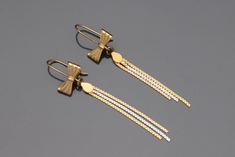 Paire de pendants d'oreilles en or (750) trois tons ornés d'un noeud retenant d…