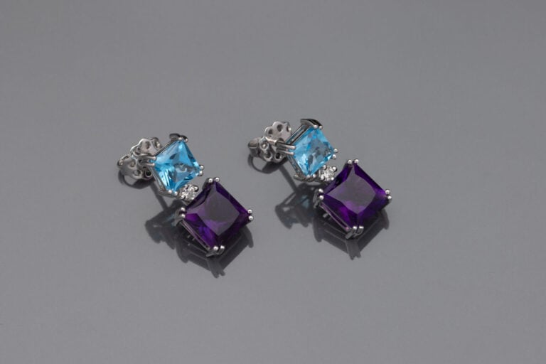Paire de PENDANTS d'OREILLES en or gris (750‰) serti d'une topaze bleue carrée,…