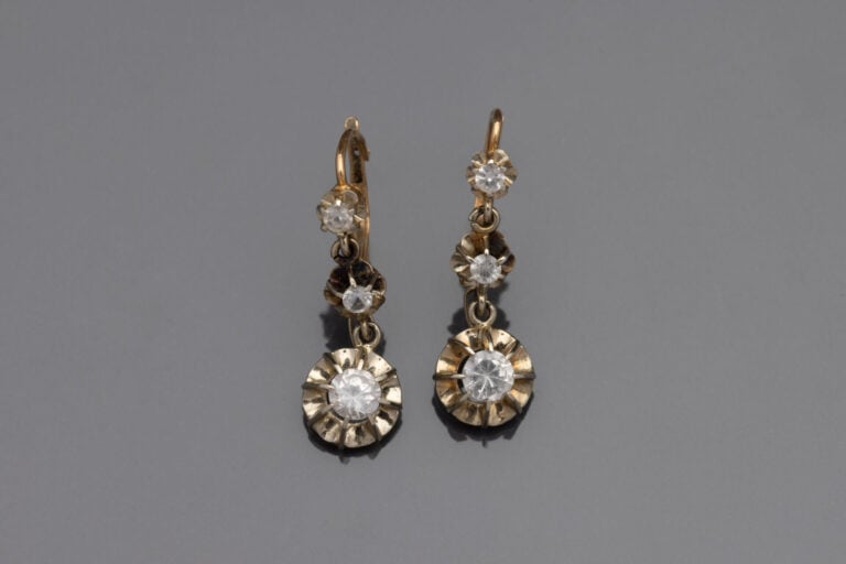 Paire de pendants d'oreilles en or jaune (750) ornée de pierres blanches facett…