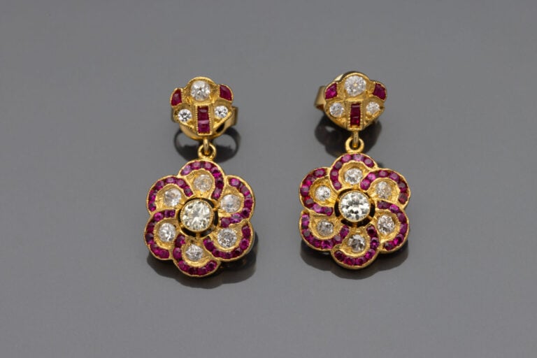 Paire de PENDANTS d'OREILLES "fleurs" en or jaune (750‰) serti de diamants tail…