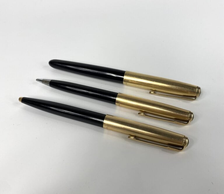 PARKER - Parure en résine noire et plaqué or comprenant : - -un stylo plume - -…
