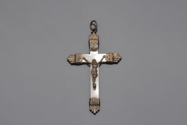 Pendentif Croix en argent (800) et nacre - Poids brut : 5.4 g - H : 6 cm