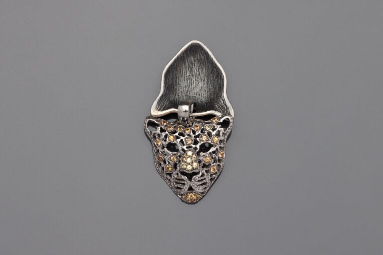 PENDENTIF "double masque panthères" en argent (925) ciselé, martelé et repercé…