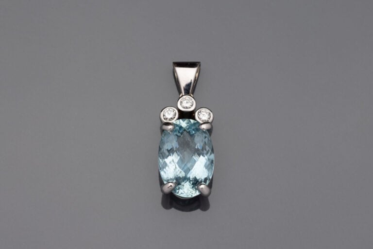 PENDENTIF en or gris (750‰) ornée d'une aigue-marine ovale facettée surmontée d…