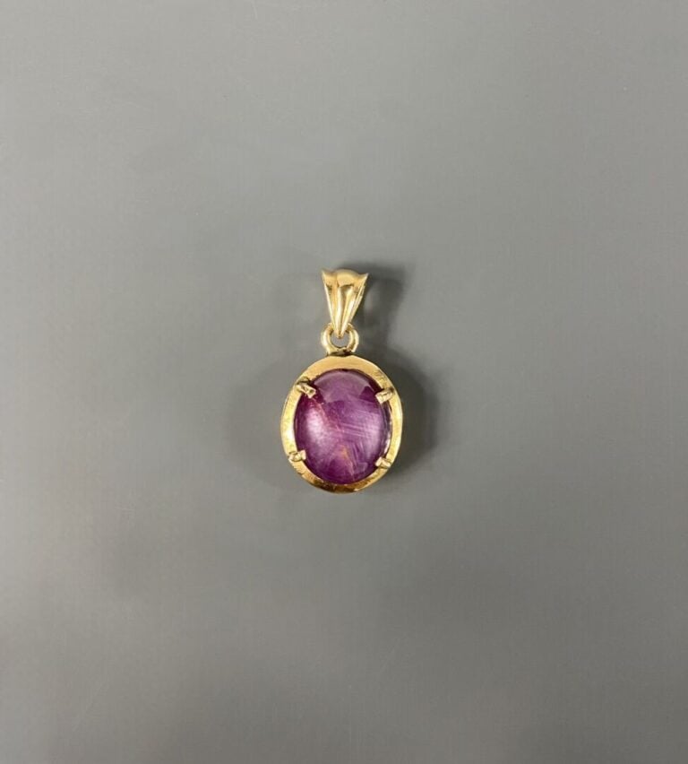 Pendentif en or jaune (585) orné d'un cabochon de rubis étoilé - Poids brut : 4…