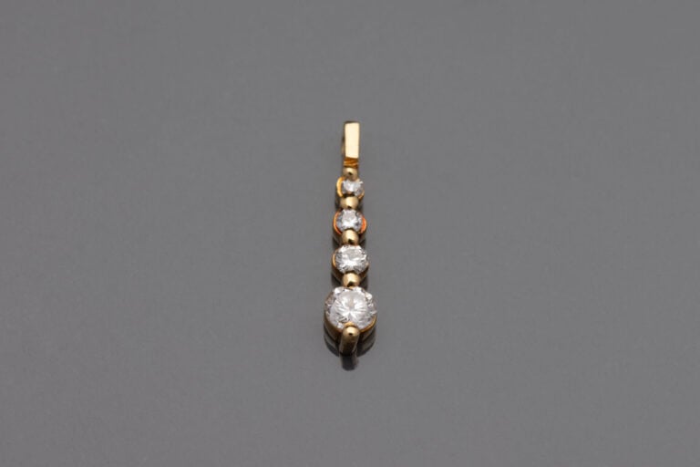 Pendentif en or jaune (750) formé d'une chute de diamants taille brillant, le p…