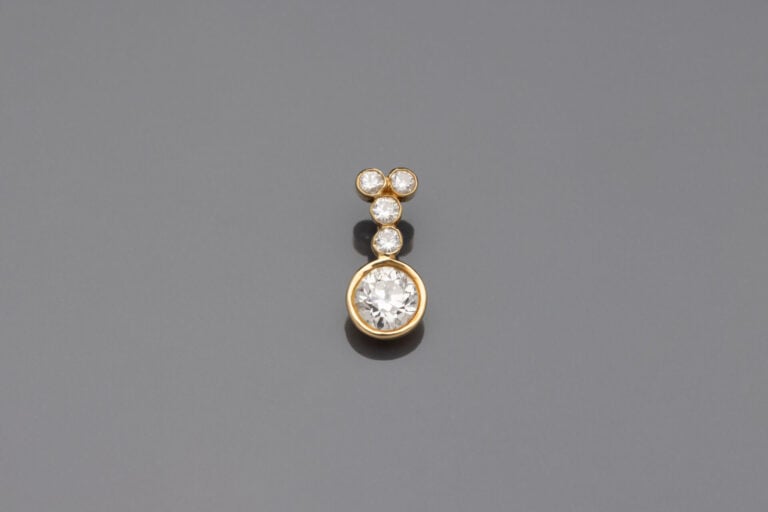 PENDENTIF en or jaune (750) orné d'une chute de diamants dont un plus important…