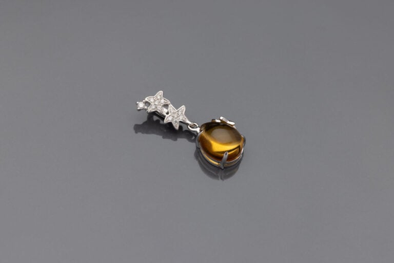 PENDENTIF "goutte" en or gris (750‰) à motifs d'étoiles serti de diamants taill…