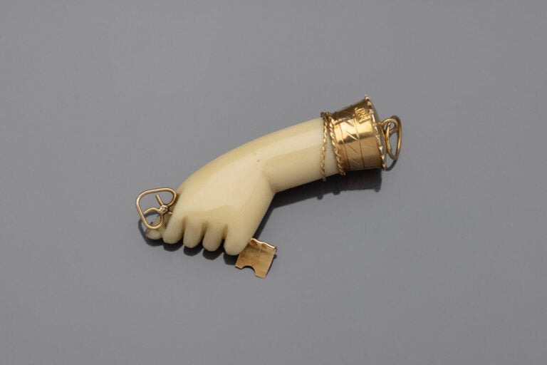 PENDENTIF "Main Figa avec clef" en or jaune (750) et résine blanche. - Long. :…